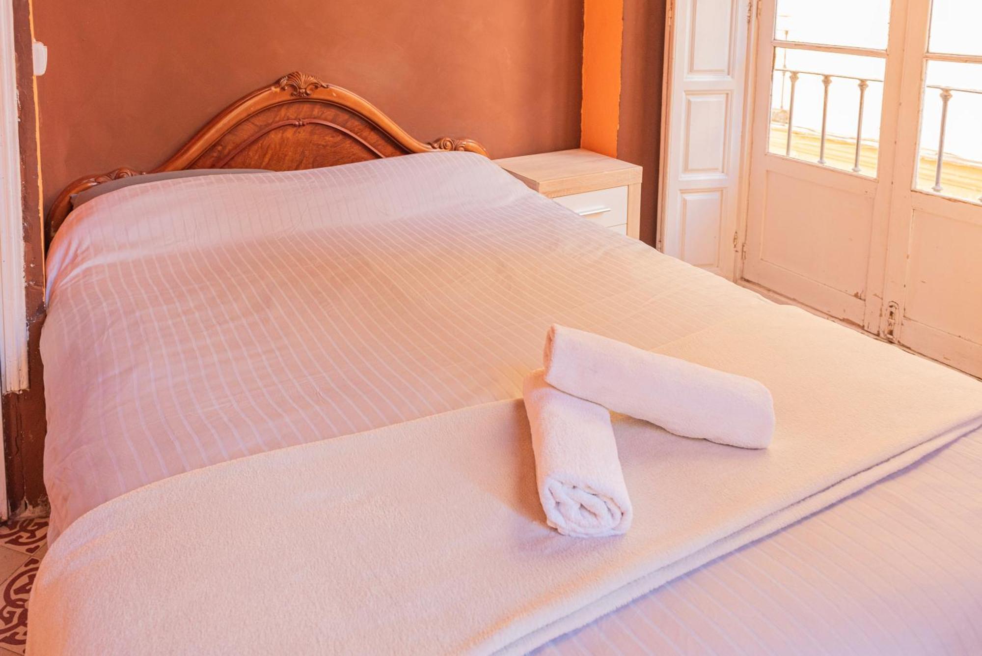 Private Rooms In Historic Building On The Square Málaga Extérieur photo
