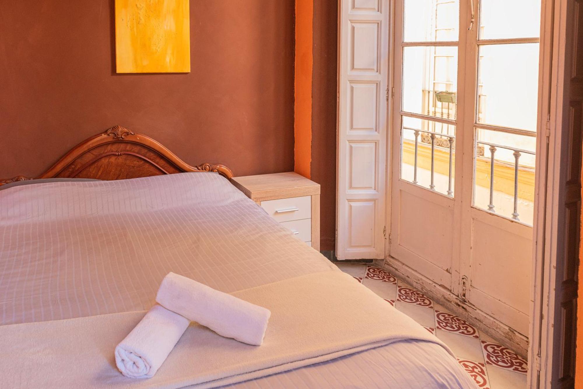 Private Rooms In Historic Building On The Square Málaga Extérieur photo