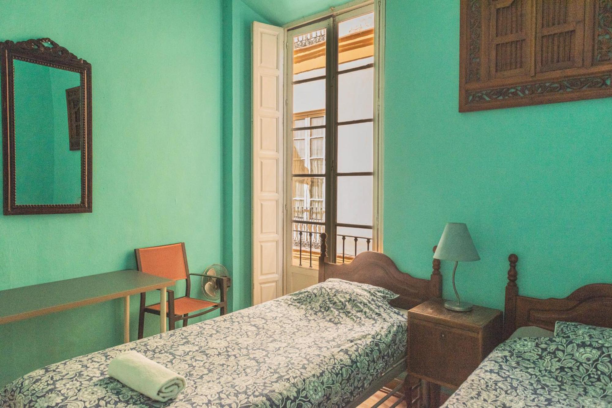 Private Rooms In Historic Building On The Square Málaga Extérieur photo