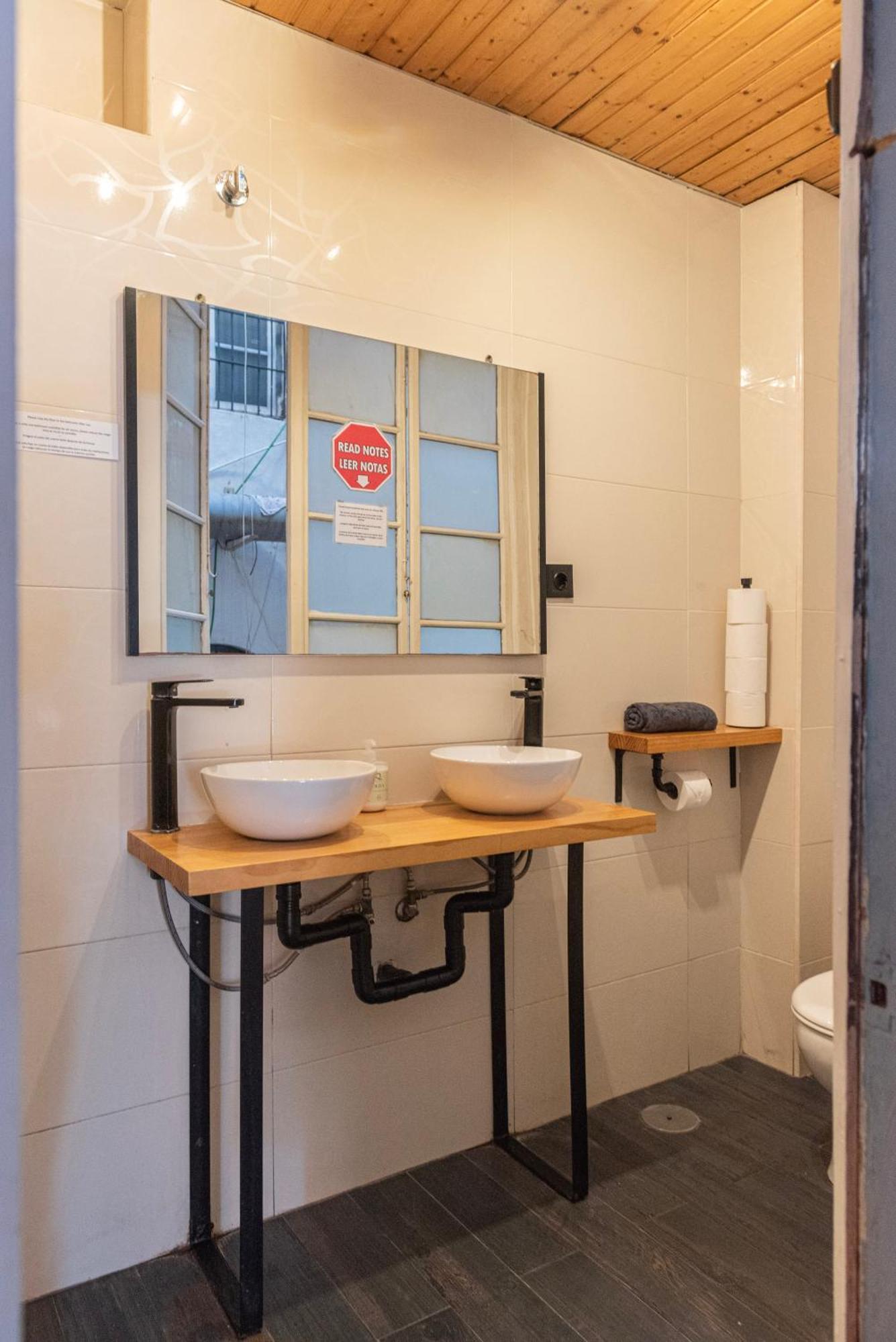 Private Rooms In Historic Building On The Square Málaga Extérieur photo