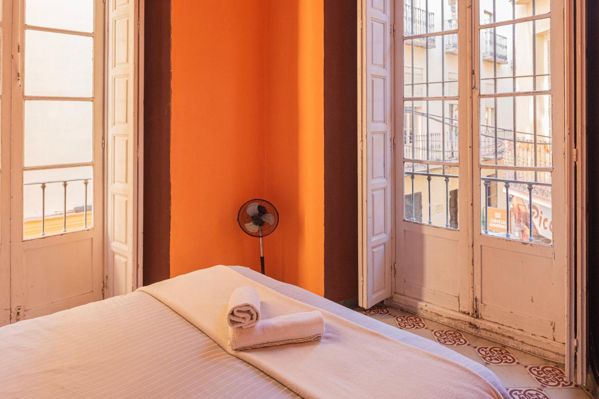 Private Rooms In Historic Building On The Square Málaga Extérieur photo